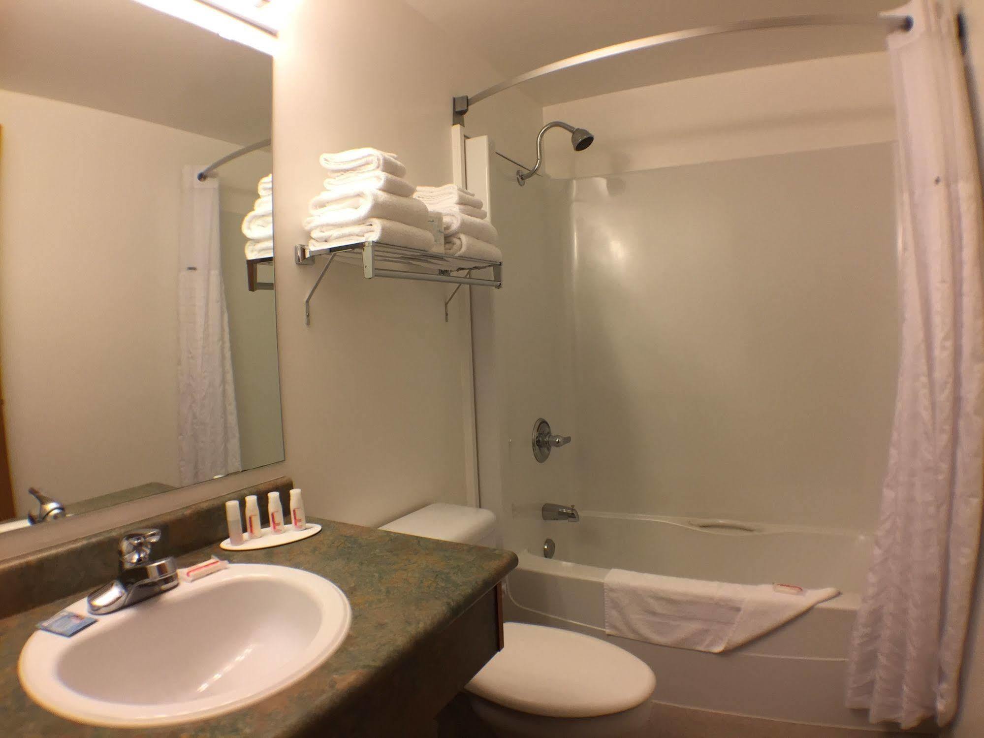 Super 8 By Wyndham Kenora Hotel Ngoại thất bức ảnh