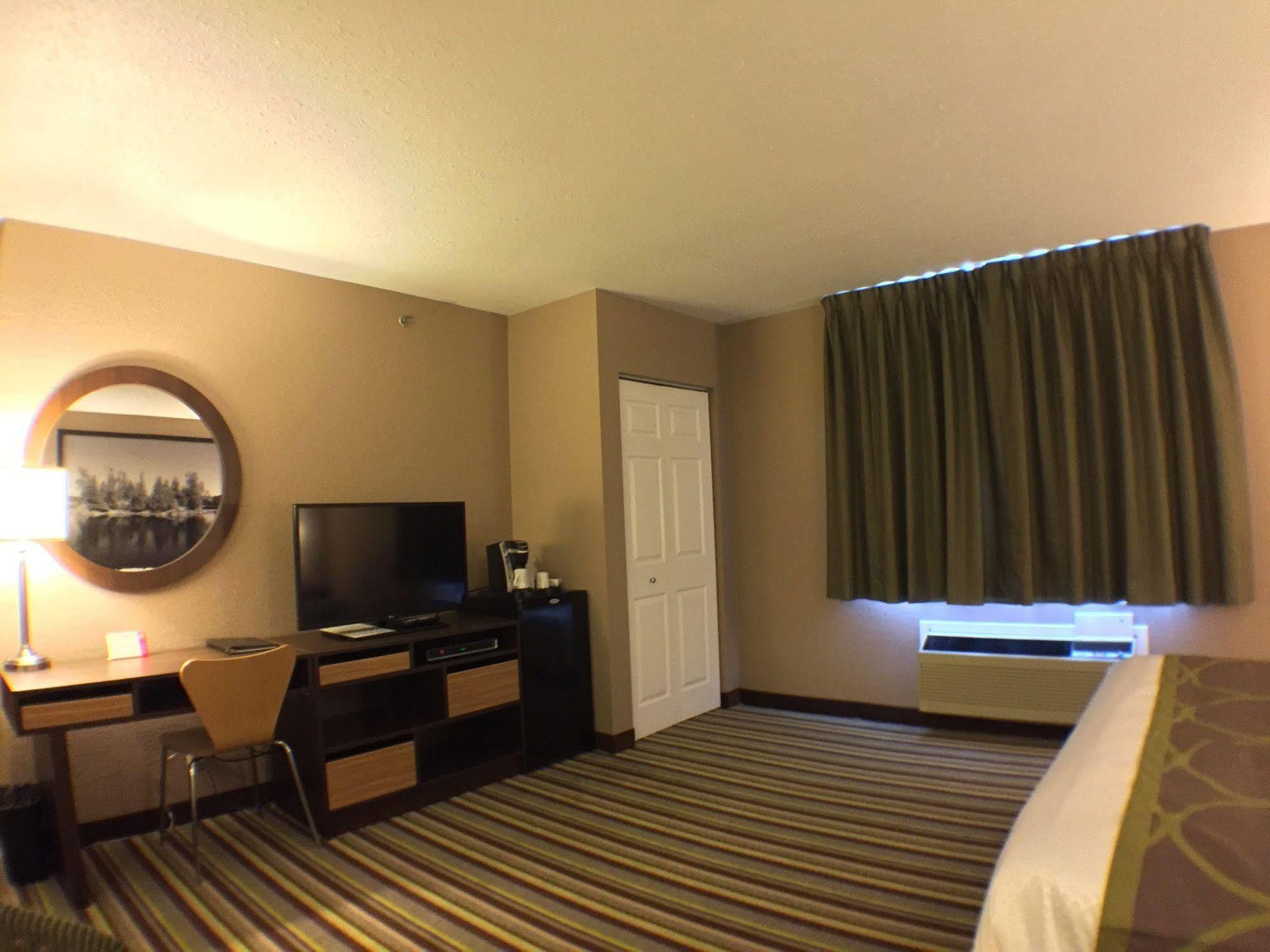 Super 8 By Wyndham Kenora Hotel Ngoại thất bức ảnh